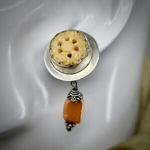 Amy Kahn Russell AKR Sterling Silver Carved Bone Pearl Dangle Earrings Post